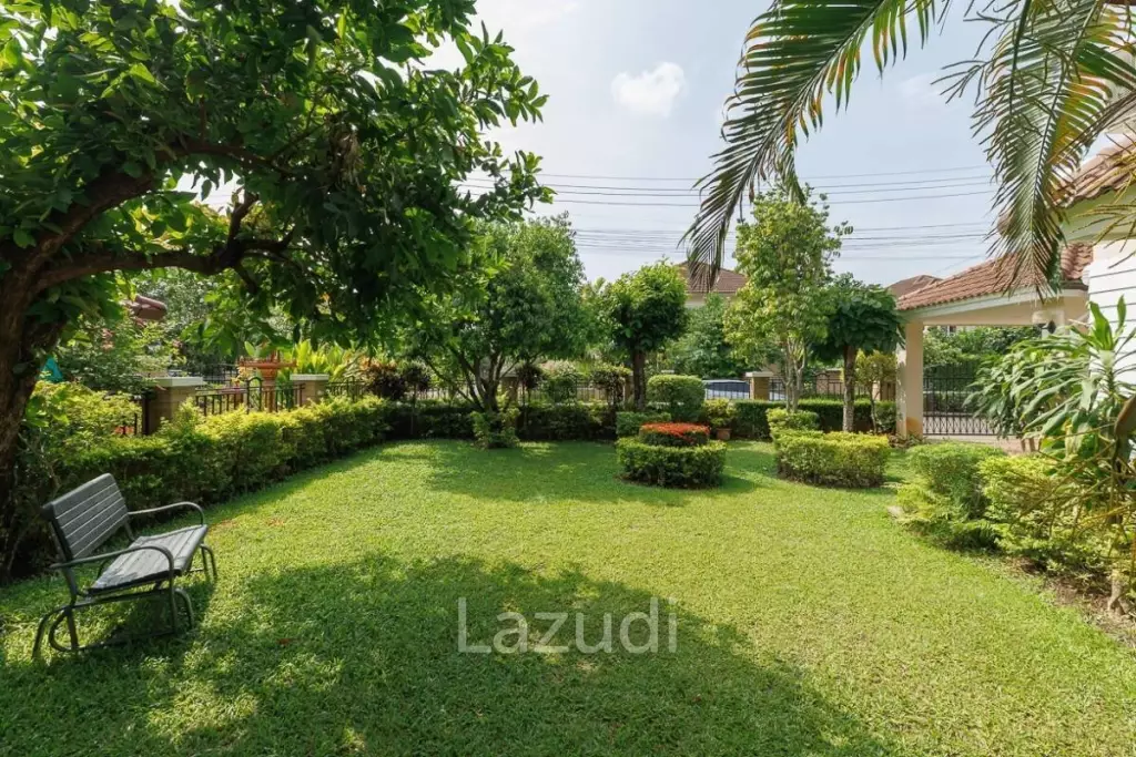 4 bed 3 bath house with 200 m2 living area for rent