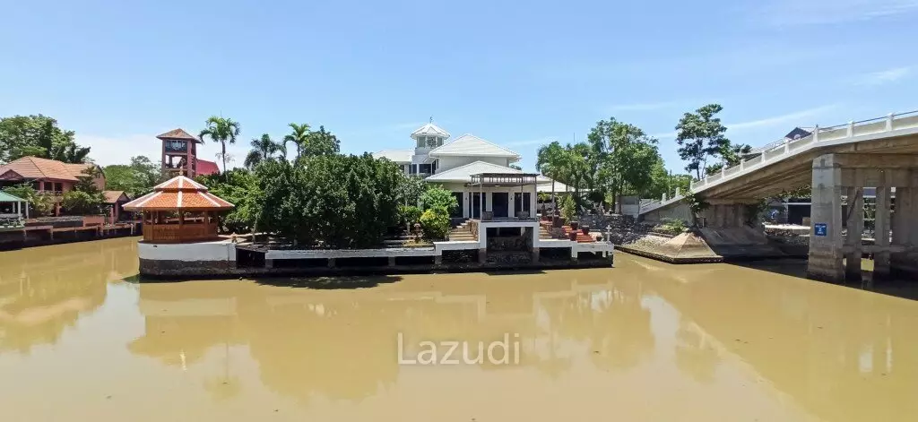 Unique Pool-Villa with Private Mooring Dock