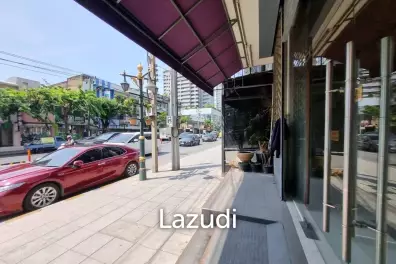Prime Commercial Space 4.5 Storey Building on Thong Lo 16-18 Main Road: Ideal for Clinic, Fine Dining, Dentist, and More