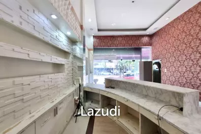 Prime Commercial Space 4.5 Storey Building on Thong Lo 16-18 Main Road: Ideal for Clinic, Fine Dining, Dentist, and More