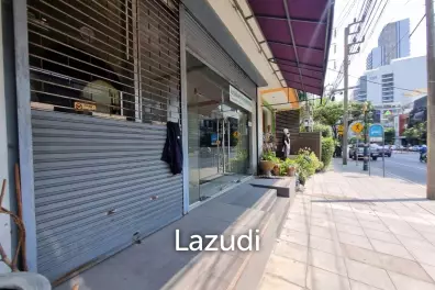 Prime Commercial Space 4.5 Storey Building on Thong Lo 16-18 Main Road: Ideal for Clinic, Fine Dining, Dentist, and More