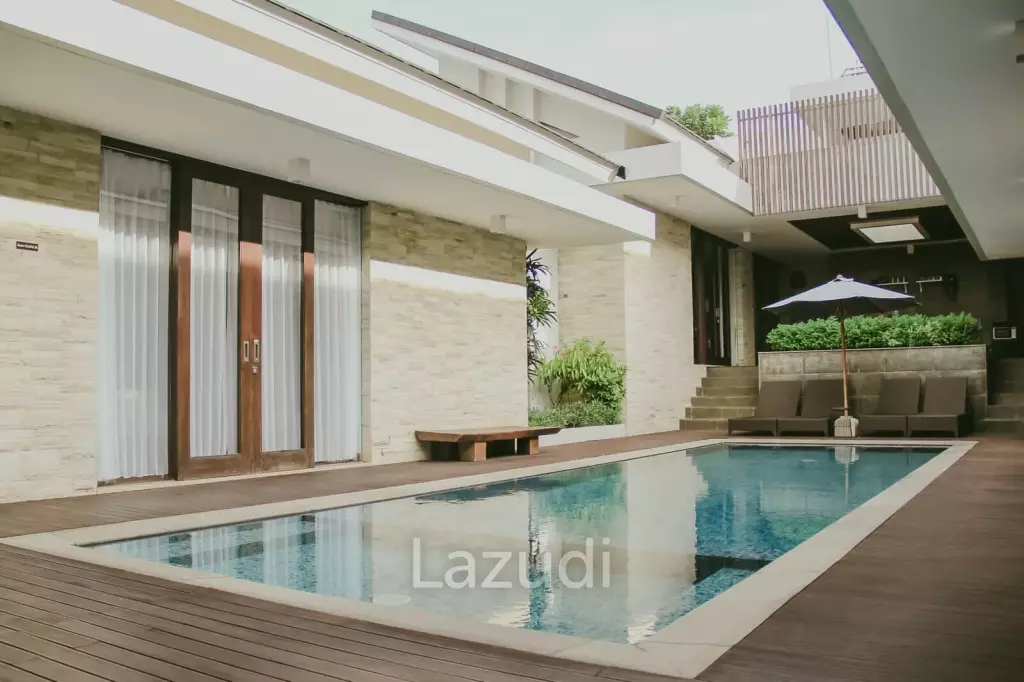 CONTEMPORARY 5-BEDROOM VILLA IN NUSA DUA WITH OCEAN VIEW ROOFTOP