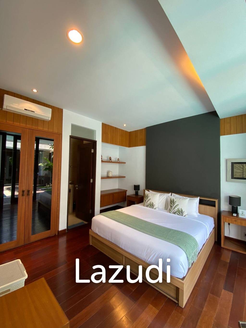 CONTEMPORARY 5-BEDROOM VILLA IN NUSA DUA WITH OCEAN VIEW ROOFTOP