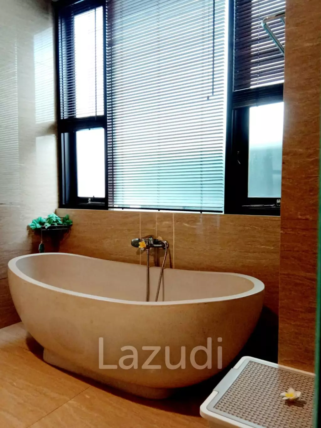 CONTEMPORARY 5-BEDROOM VILLA IN NUSA DUA WITH OCEAN VIEW ROOFTOP