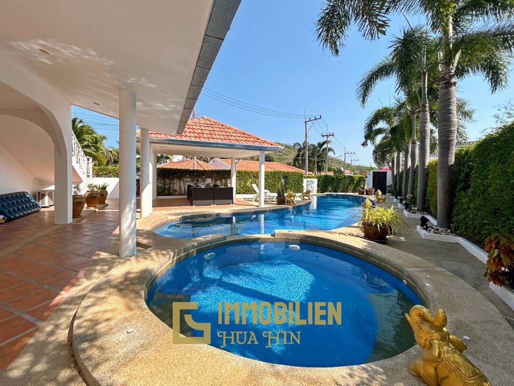 Einstöckige Pool Villa im spanischen Stil mit 5 Schlafzimmern