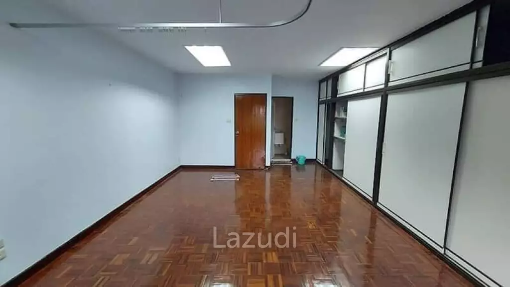 Luxury Home Office for rent in Phrakhanong