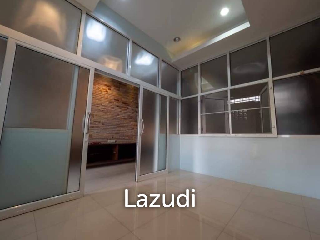 Luxury Home Office for rent in Phrakhanong