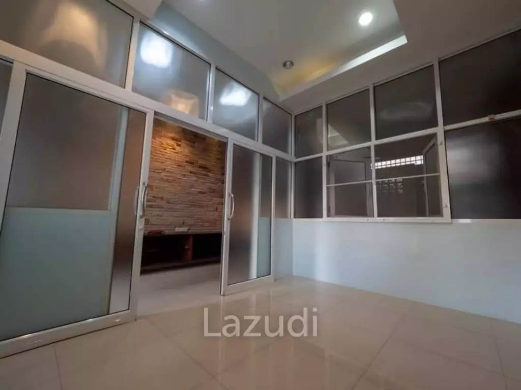 Luxury Home Office for rent in Phrakhanong