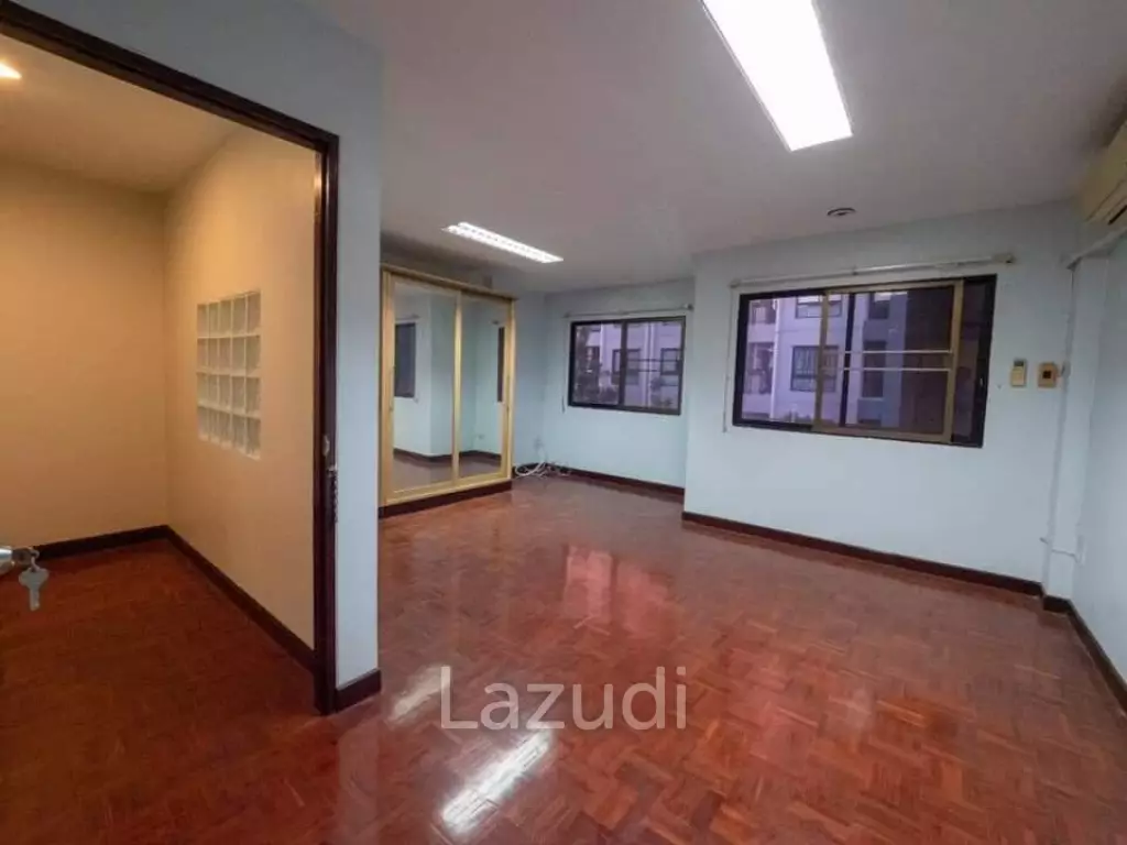 Luxury Home Office for rent in Phrakhanong