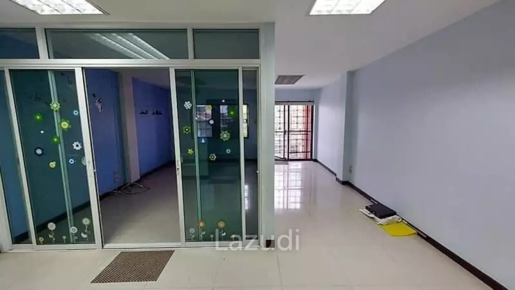 Luxury Home Office for rent in Phrakhanong