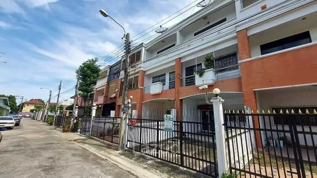 Luxury Home Office for rent in Phrakhanong