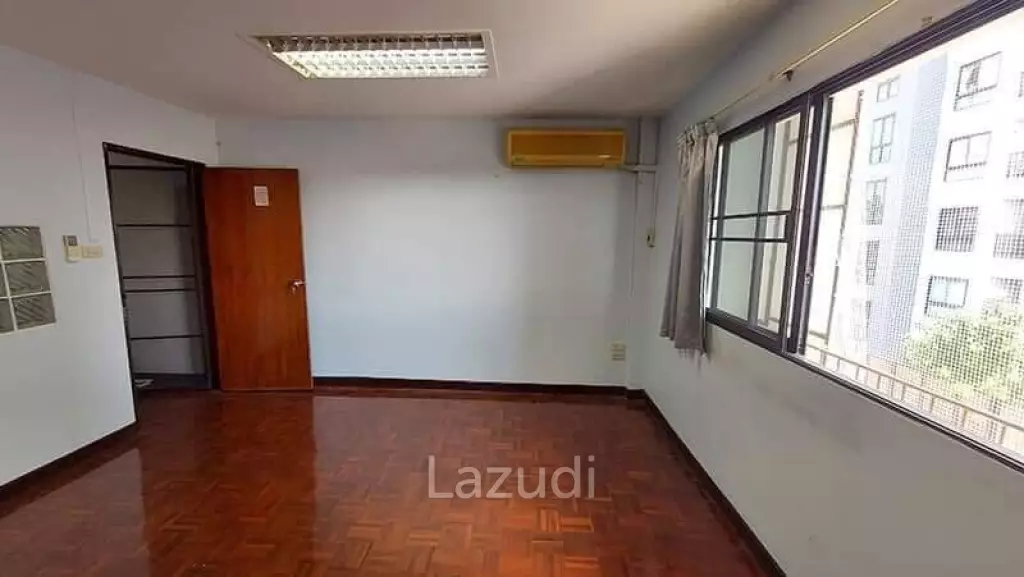 Luxury Home Office for rent in Phrakhanong