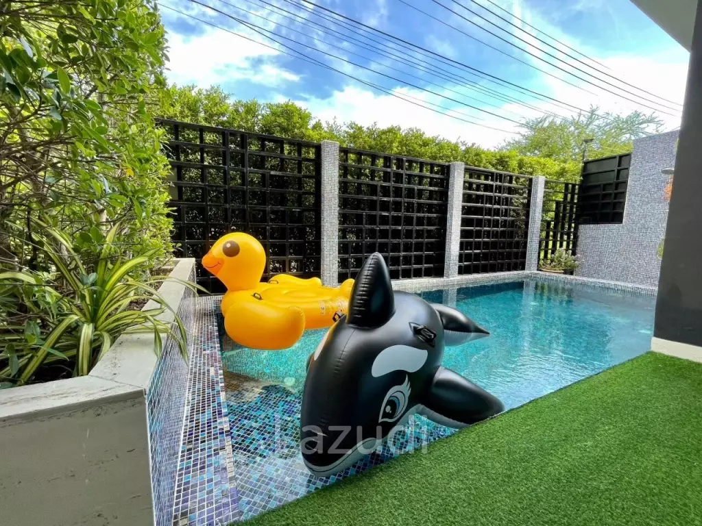5 Beds 4 Baths 550 SQ.M. Villa in Thepprasit