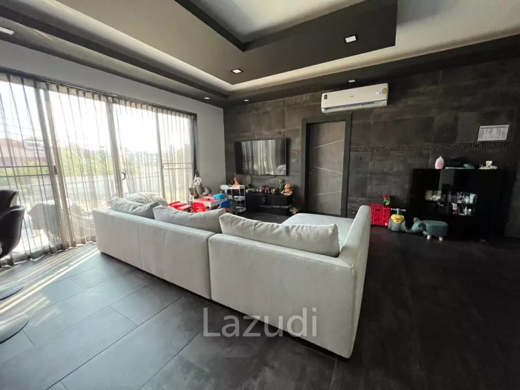 5 Beds 4 Baths 550 SQ.M. Villa in Thepprasit