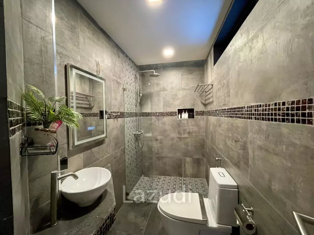 5 Beds 4 Baths 550 SQ.M. Villa in Thepprasit