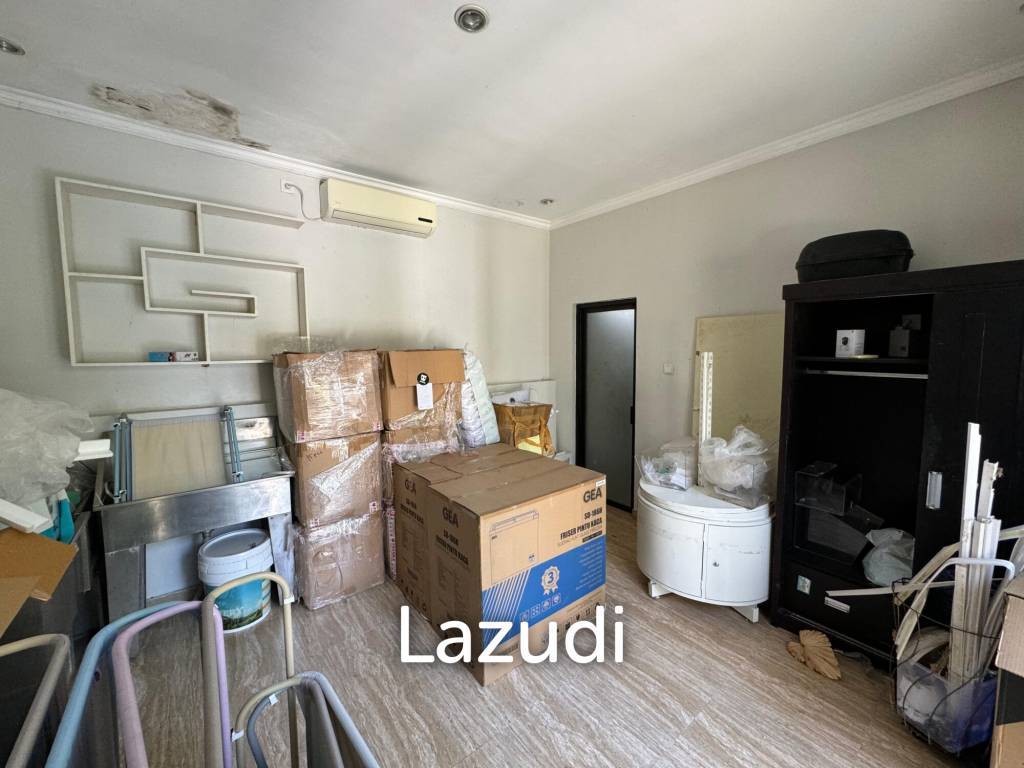 RENOVATABLE VILLA WITH AMPLE SPACE AND MODERN POTENTIAL