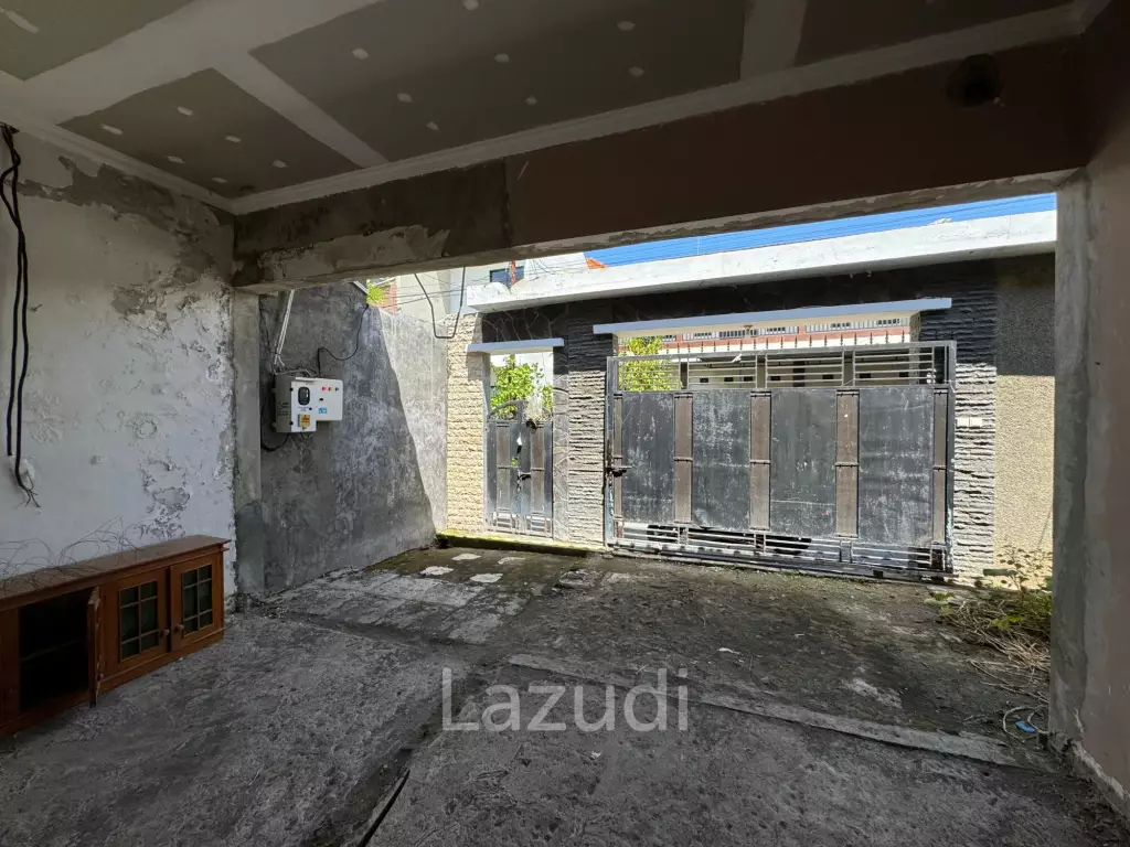 RENOVATABLE VILLA WITH AMPLE SPACE AND MODERN POTENTIAL
