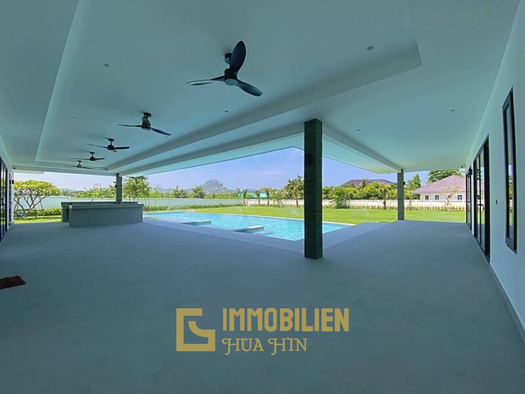 Neue Pool Villa mit 4 Schlafzimmern und 4 Bädern auf mehr als 2 Rai (3700 qm) großen Grundstück