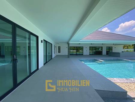 Neue Pool Villa mit 4 Schlafzimmern und 4 Bädern auf mehr als 2 Rai (3700 qm) großen Grundstück