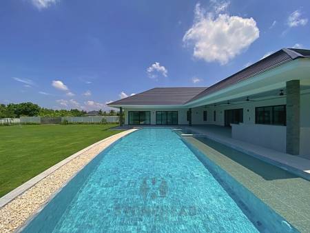Neue Pool Villa mit 4 Schlafzimmern und 4 Bädern auf mehr als 2 Rai (3700 qm) großen Grundstück