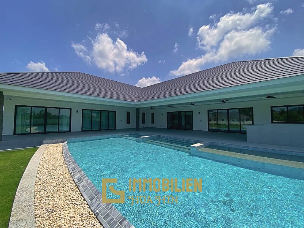 Neue Pool Villa mit 4 Schlafzimmern und 4 Bädern auf mehr als 2 Rai (3700 qm) großen Grundstück