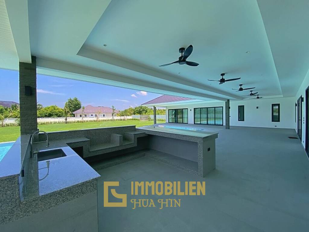 Neue Pool Villa mit 4 Schlafzimmern und 4 Bädern auf mehr als 2 Rai (3700 qm) großen Grundstück