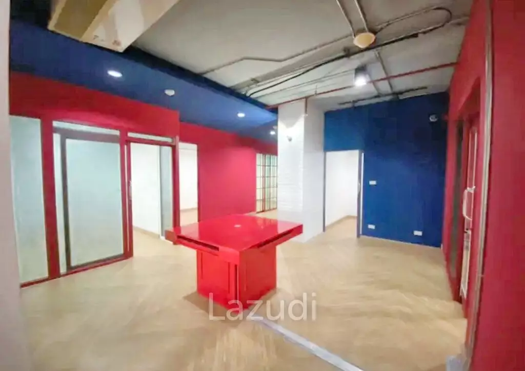 Luxury Office Space for rent in Watthana