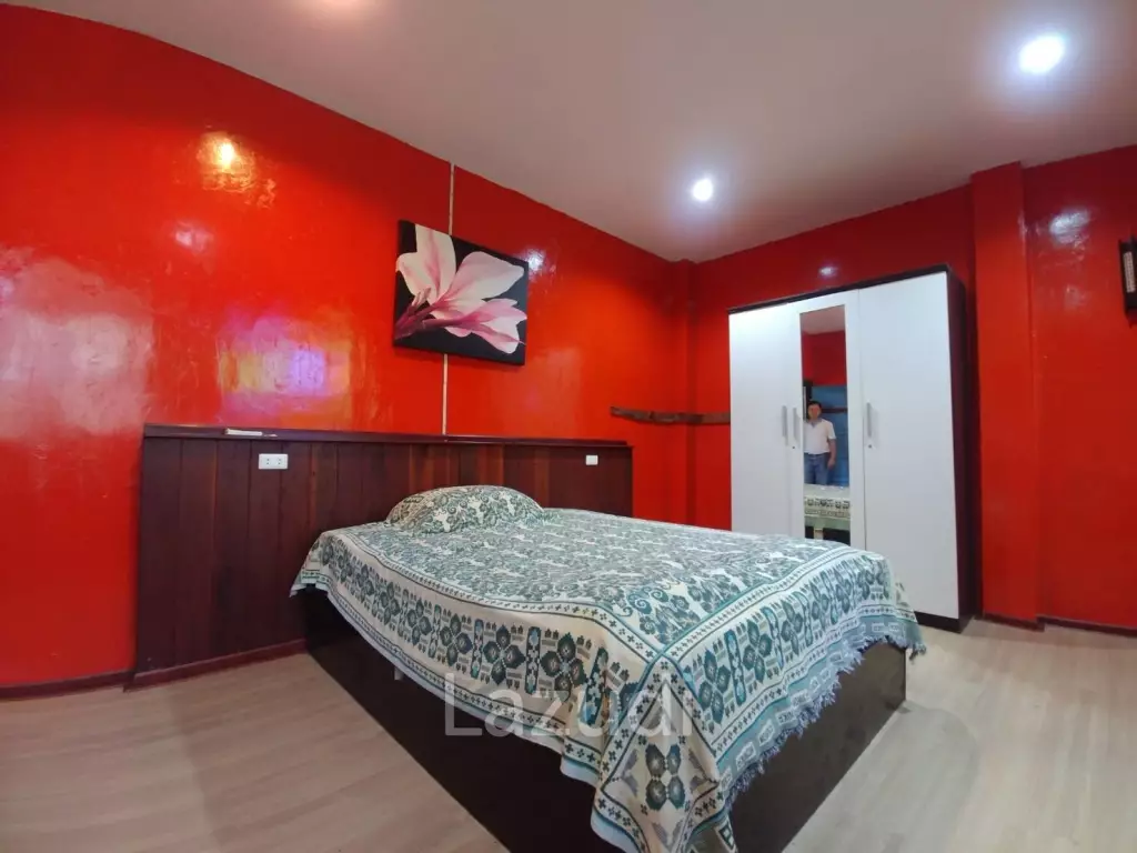 House with stunning views next to Happy City golf course