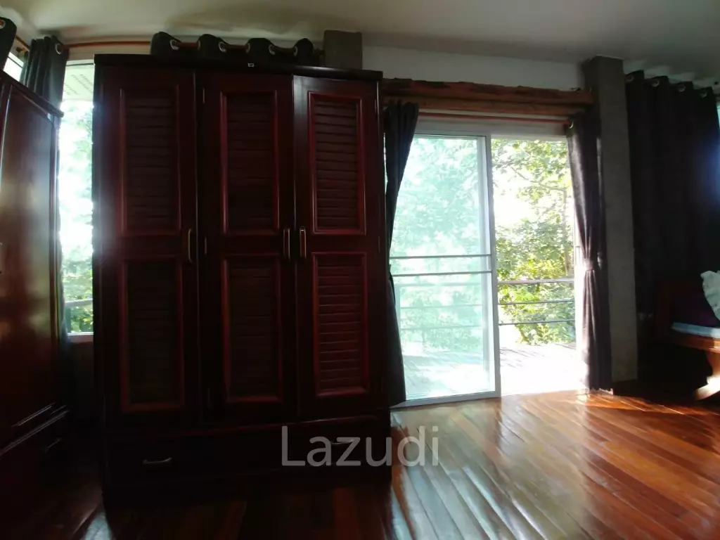 House with stunning views next to Happy City golf course