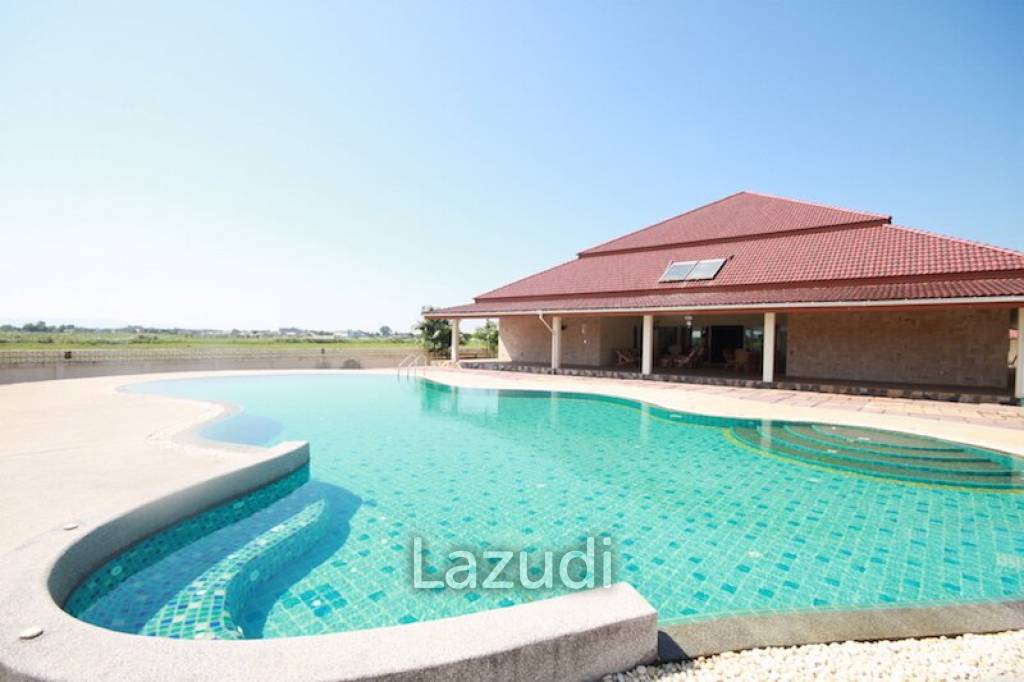 Amazing 5 Bedroom House with Pool for Sale