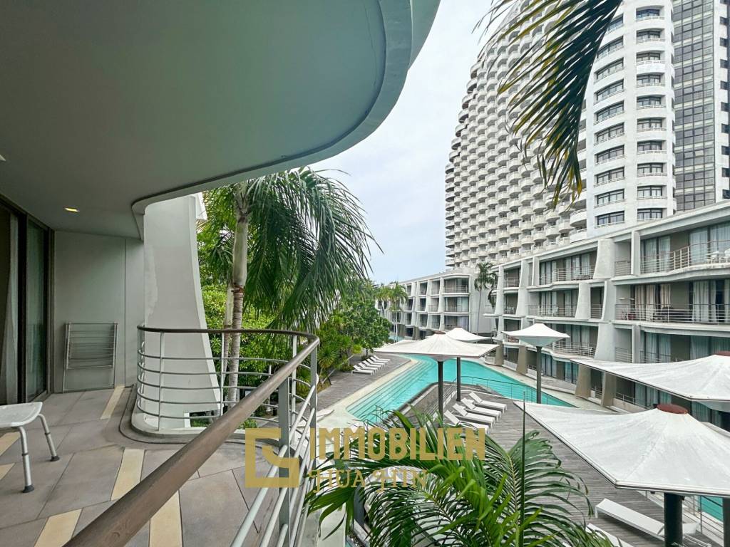 BAAN SANKRAAM : Stunning 1 Bed Pool View Condo