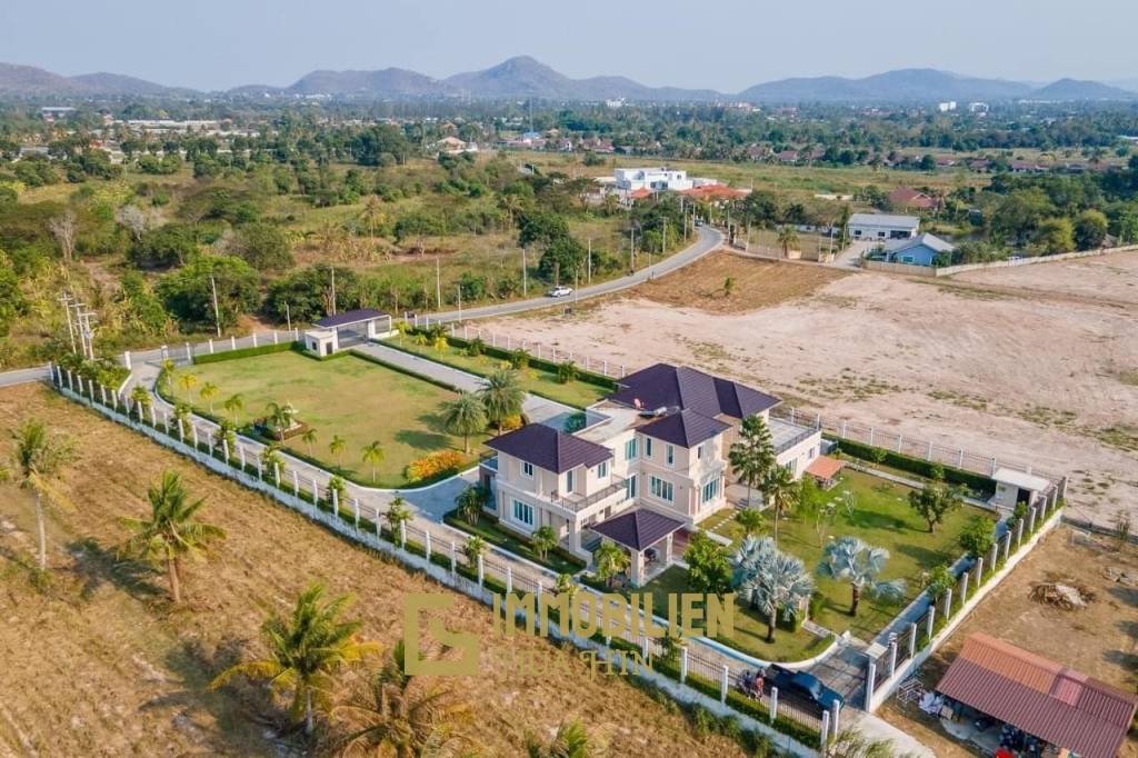 Black Mountain : Luxurious stately villa in Hin Lek Fai