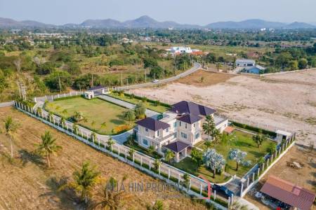 Black Mountain : Luxurious stately villa in Hin Lek Fai