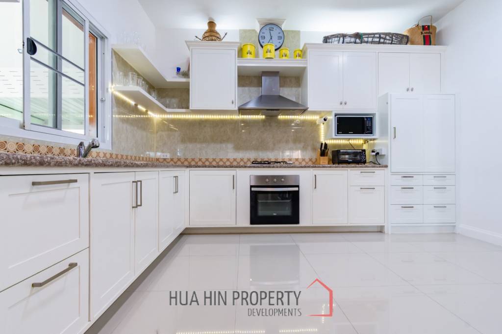 EMERALD HEIGHTS VILLAGE : 4 Bed pool villa with large covered terrace and open view