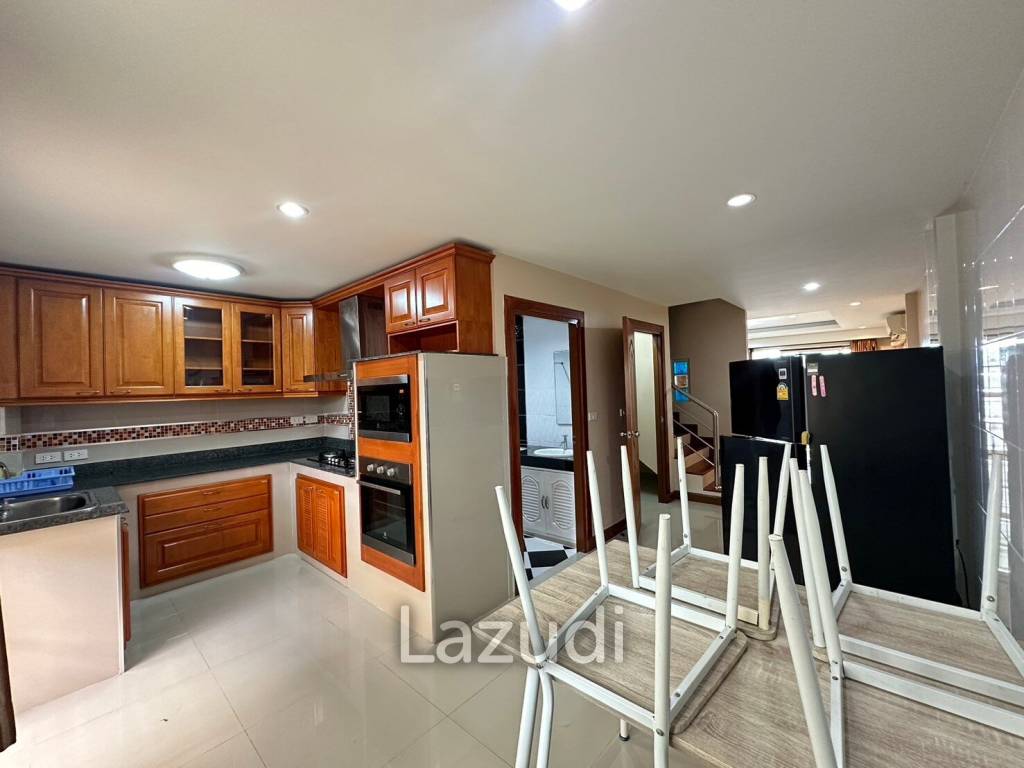 2 Beds 3 Baths 208 SQ.M. Townhouse in Chaiyaporn Vidhi