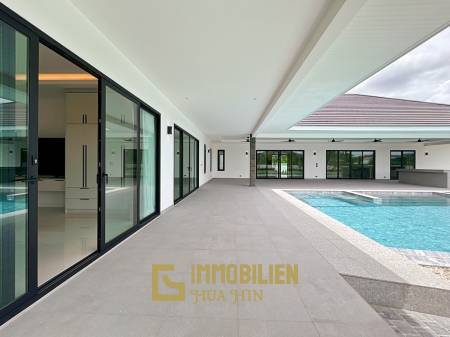 Moderne 4 Schlafzimmer Pool Villa mit Bergblick