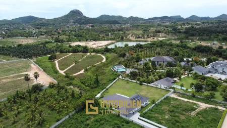 Moderne 4 Schlafzimmer Pool Villa mit Bergblick