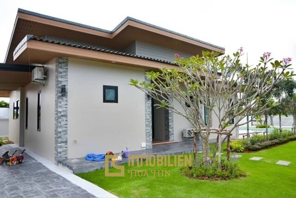 Anchan Gardens: Pool Villa with 3 Bed and 4 Bath on a big piece of Land