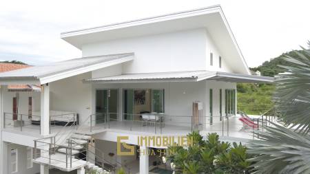 Modern 4 Bedroom Pool Villa Close to Town