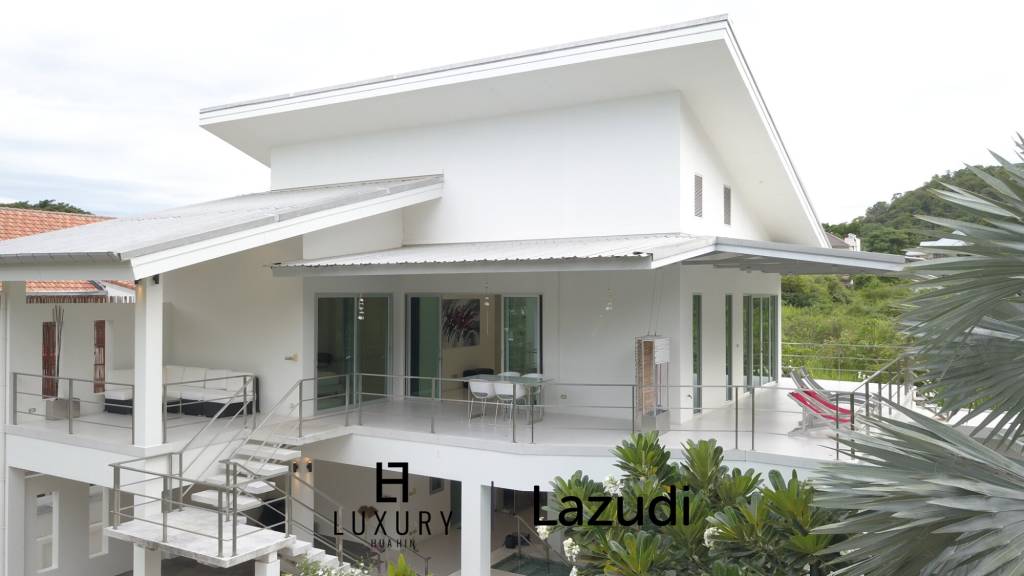 Modern 4 Bedroom Pool Villa Close to Town