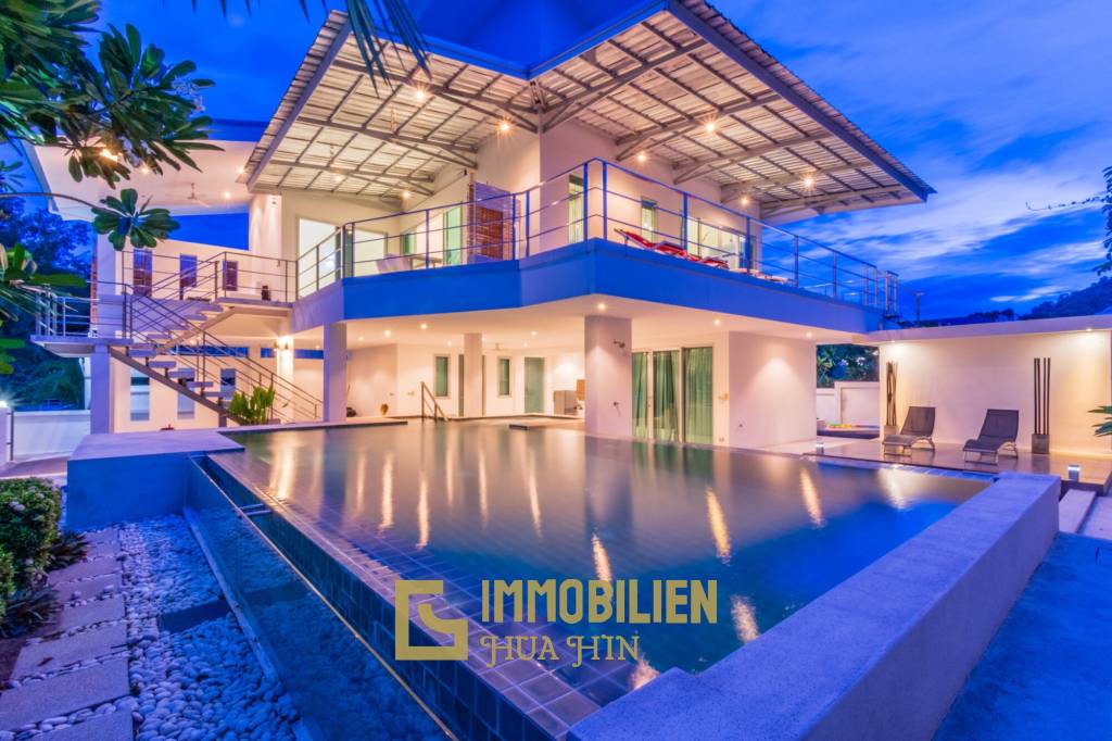 Modern 4 Bedroom Pool Villa Close to Town