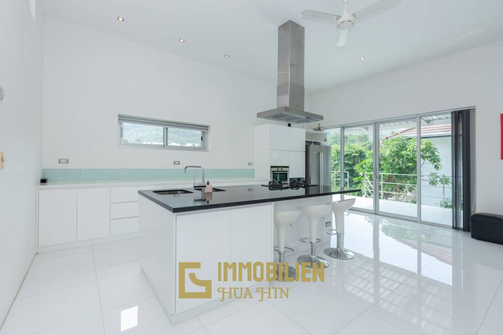 Modern 4 Bedroom Pool Villa Close to Town