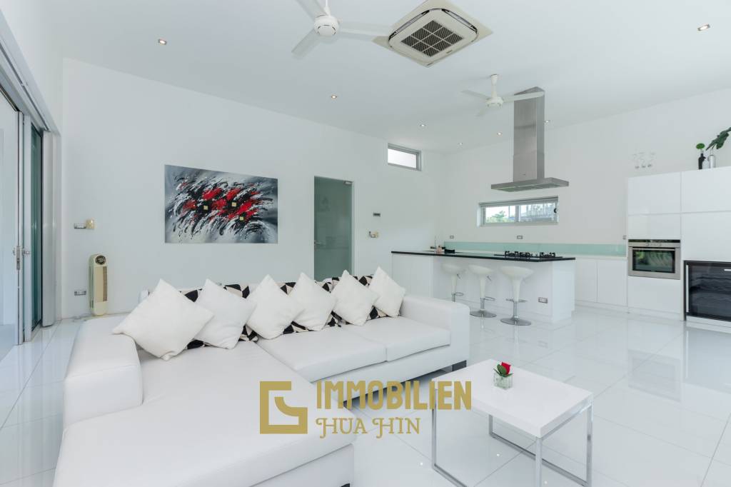 Modern 4 Bedroom Pool Villa Close to Town