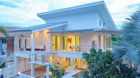 Modern 4 Bedroom Pool Villa Close to Town