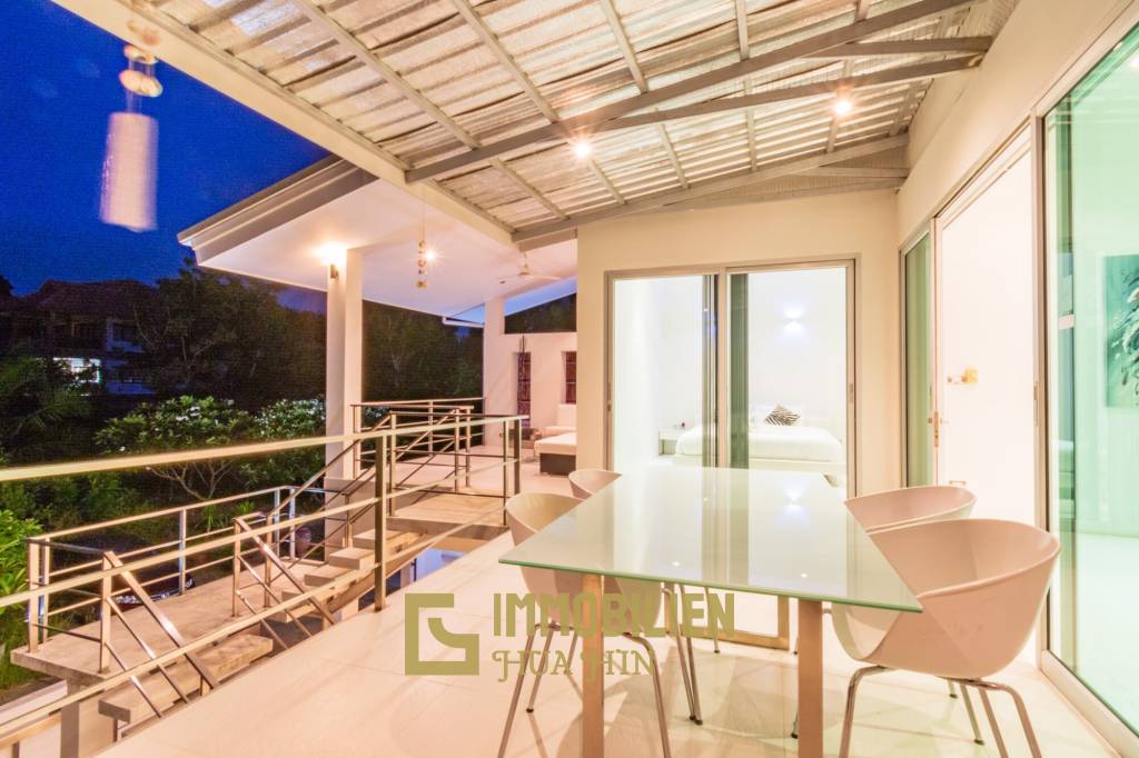 Modern 4 Bedroom Pool Villa Close to Town