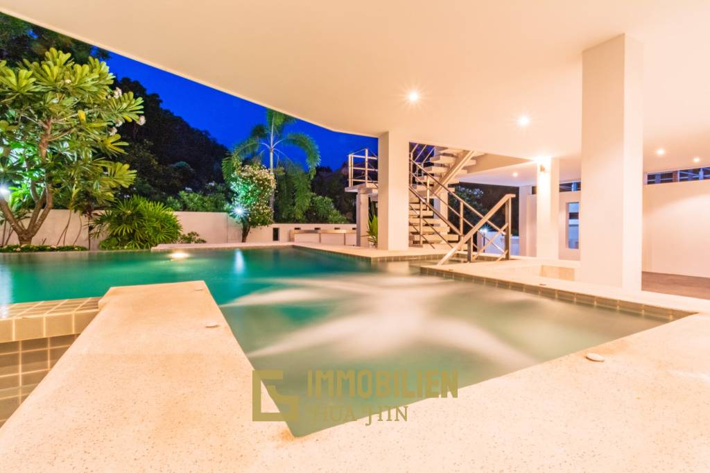 Modern 4 Bedroom Pool Villa Close to Town