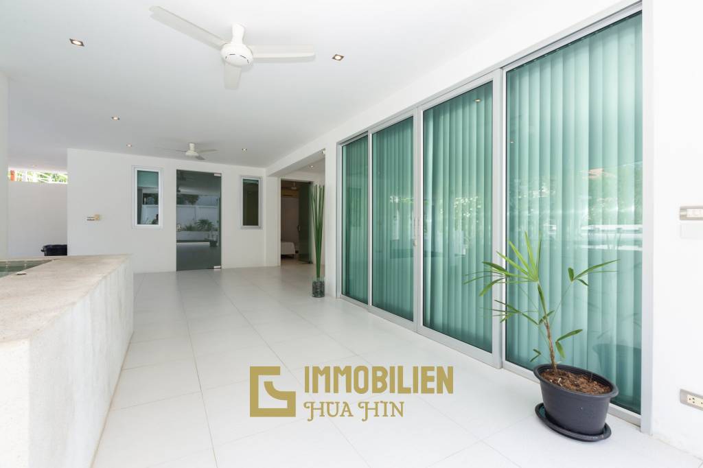 Modern 4 Bedroom Pool Villa Close to Town