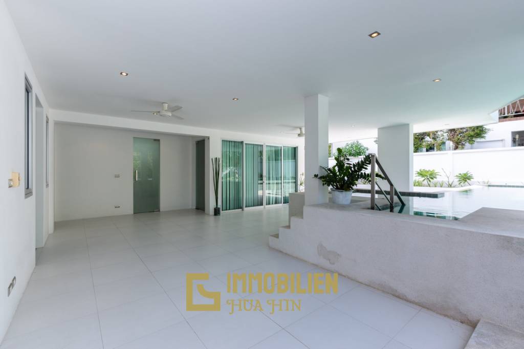 Modern 4 Bedroom Pool Villa Close to Town