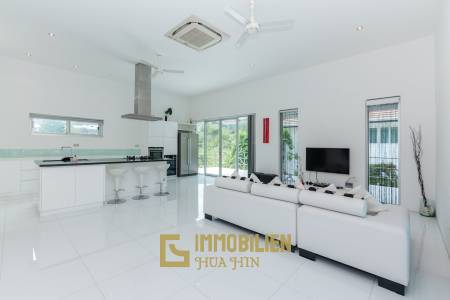 Modern 4 Bedroom Pool Villa Close to Town