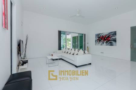 Modern 4 Bedroom Pool Villa Close to Town